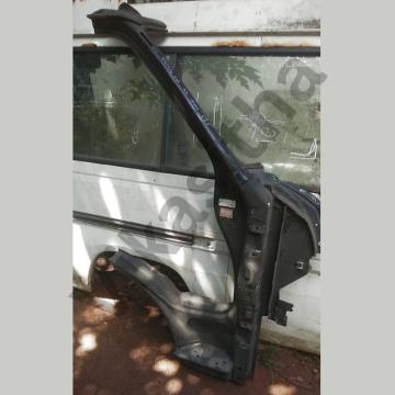 Nissan Caravan E25 Front Corner Cut (Right Side)